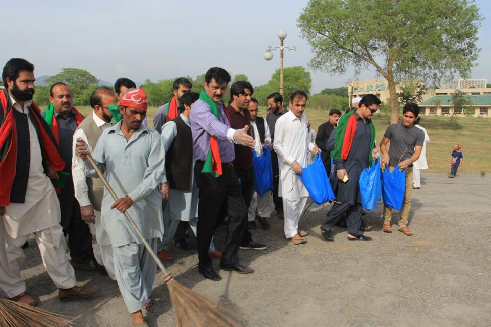 On Chairman ‪‎PTI‬ Imran Khan’s direction, at F-9 park with our teams to clean park after PTI 20TH Foundation Day Jalsa. ‪
