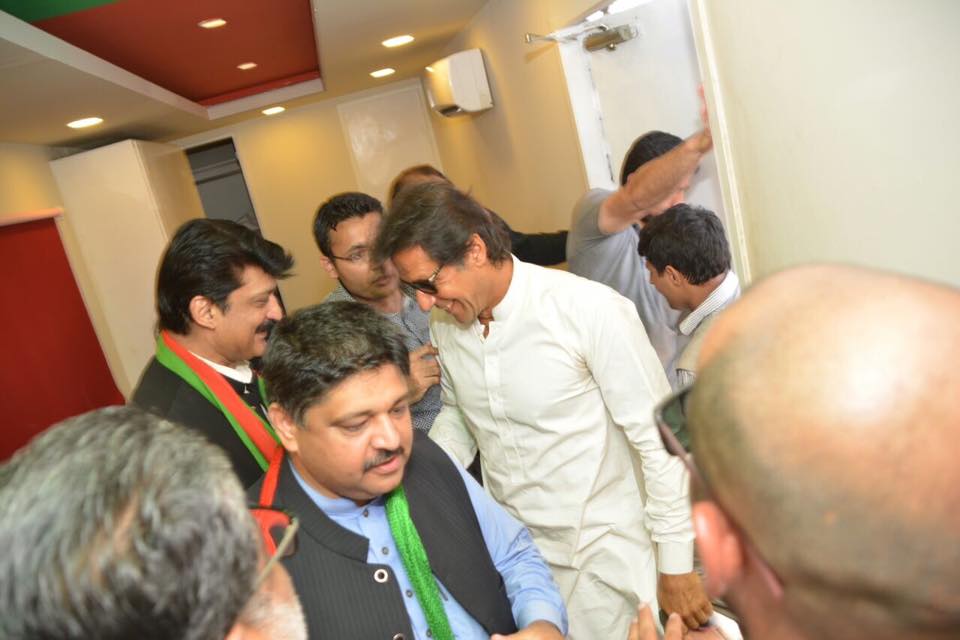 Dr Shahzad Waseem receiving chairman PTI Imran Khan inside Ehtisab container for Pakistan Ehtesab March rally.