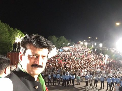 Dr Shahzad Waseem with Crowd built up at Faisal Chowk to welcome PTI Tehreek-e-Ehtesab rally led by Imran Khan