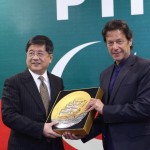 Exchange of souvenirs between H.E Zheng Xiaosong China V Minister & Chairman PTI Imran Khan at Bani gala.